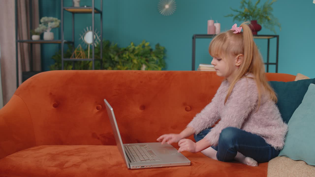 niña de escuela alegre usar computadora portátil aprender a leer lecciones de educación en línea sola en casa