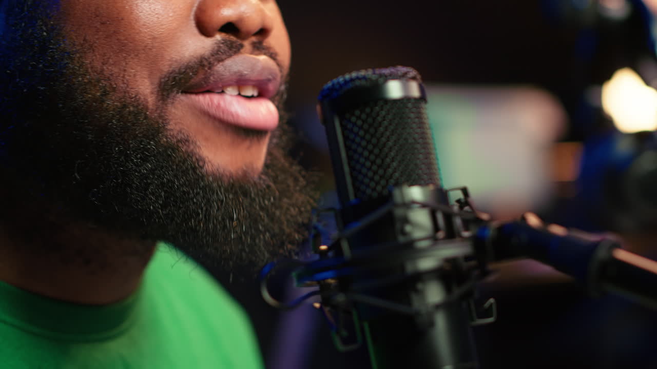 artista hábil componiendo una nueva canción con sus letras y melodías de piano