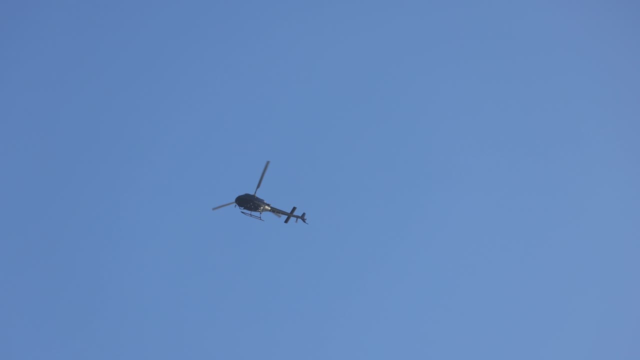 천천히 하늘을 날아다니는 헬리터