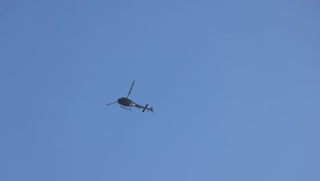 un helicóptero volando lentamente en el cielo