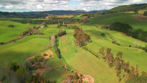 Drohne-Fliegt-An-Einem-Samstagmorgen-über-Den-Neuseeländischen-Golfplatz