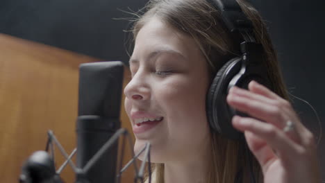 Hermosa-Cantante-Trabajando-En-Un-Estudio-De-Música