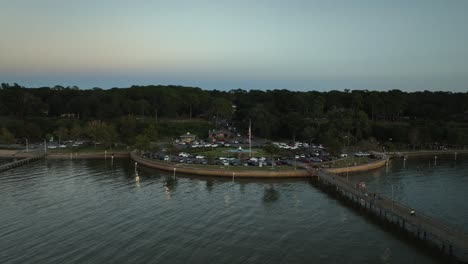 Muelle-De-Fairhope-Y-Parque-De-La-Fuente-Al-Atardecer