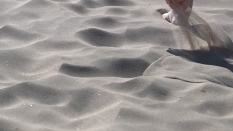 Barfuß-Durch-Weichen-Pudersand-Auf-Einer-Sanddüne-Laufen