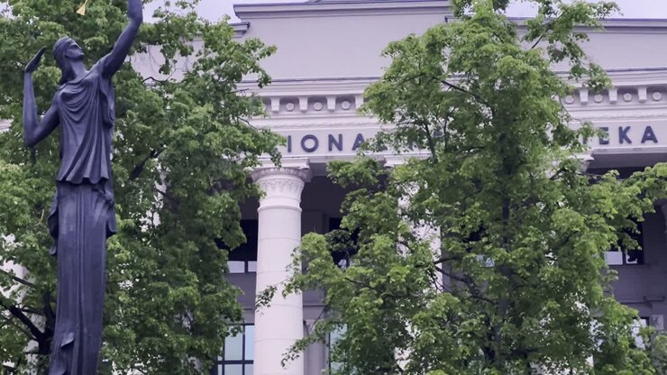 Biblioteca Nazionale Martynas Mažvydas di Vilnius e scultura Zinia, Lituania.