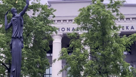 Martynas-Mažvydas-Vilnius-Nationalbibliothek-Und-Zinia-Skulptur,-Litauen