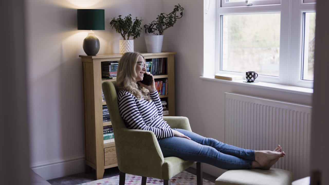 mujer relajándose en casa
