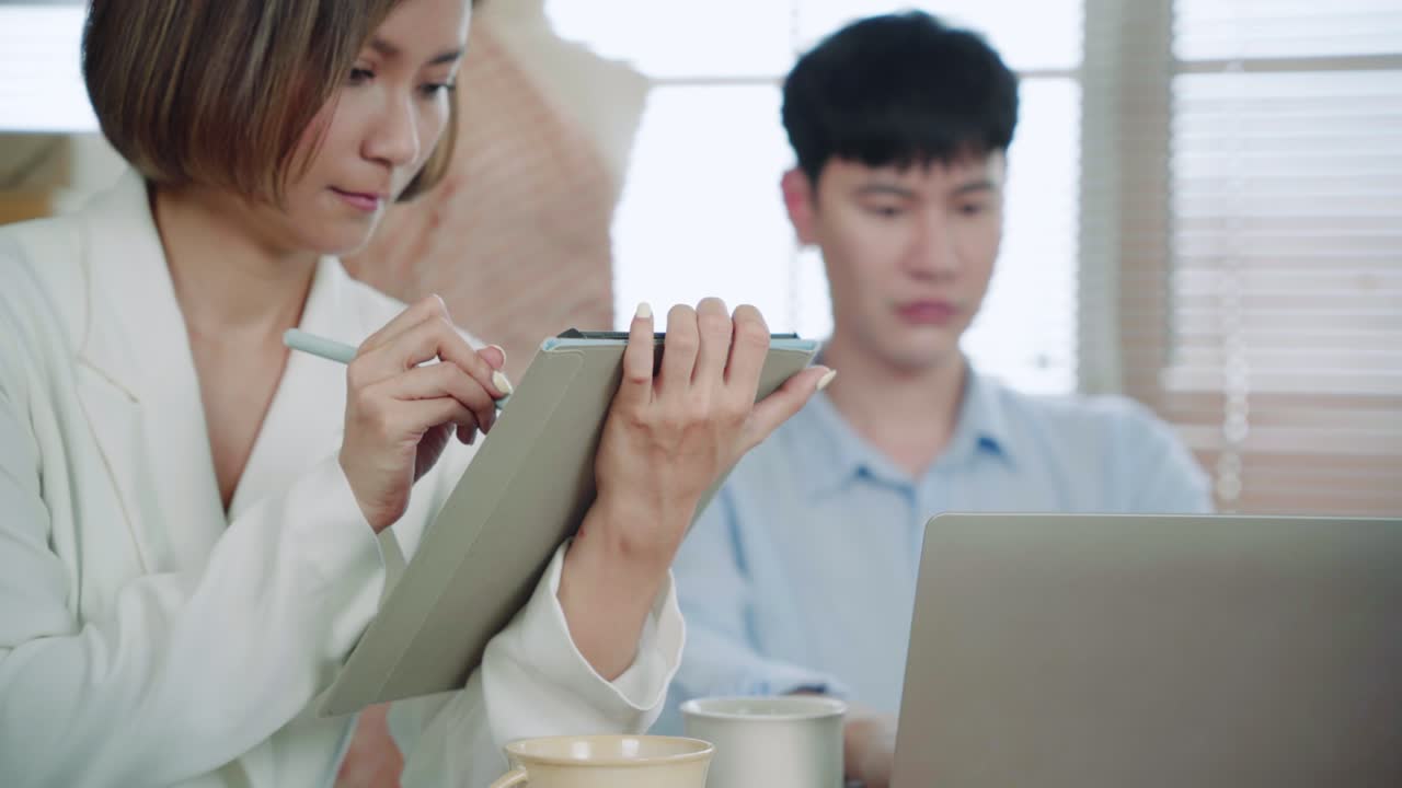 젊은 똑똑한 사람들의 그룹은 비즈니스를 계획하거나 컨설팅, 아시아 파트너십, 성과를 분석하거나 고객, 소규모 사업 소유자의 주문을 확인합니다.