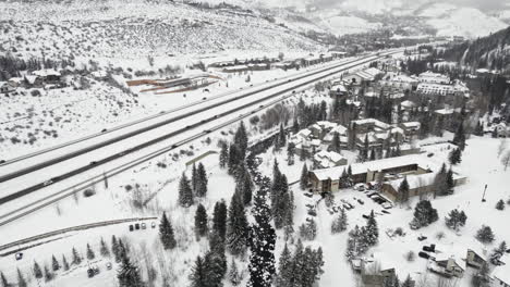 Drohnenaufnahmen-Aus-Der-Luft,-Die-Während-Des-Kalten-Weißen-Winters-über-Schneebedeckte-Vail-Colorado-USA-Fliegen