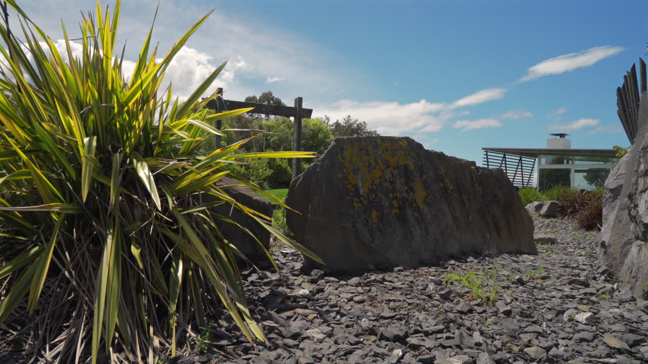 맨션과 함께 바위 정원의 움직임의 지연