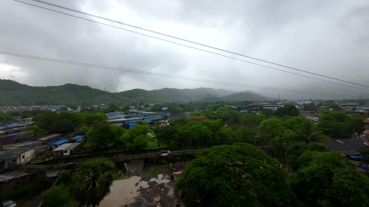 다가오는 비 구름 타임스 인도 마하라슈트라 국립 공원 산 위의 건물의 전망