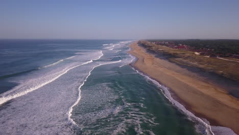 Cinematográficas-Aéreas-Zumbido-Maravillosas-Quik-Pro-Costa-Mañana-Enormes-Olas-Vidriosas-Hinchar-Barriles-Hossegor-Seignosse-Francia-Biarritz-País-Vasco-Pan-Hacia-Abajo-Movimiento-De-Foque