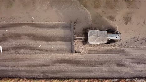 Luftkultivierung-Des-Bodens-Auf-Einem-Reisfeld-Mit-Einem-Traktor