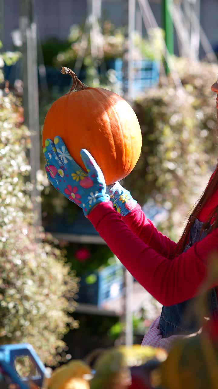 정원에서 호박을 들고 있는 여자