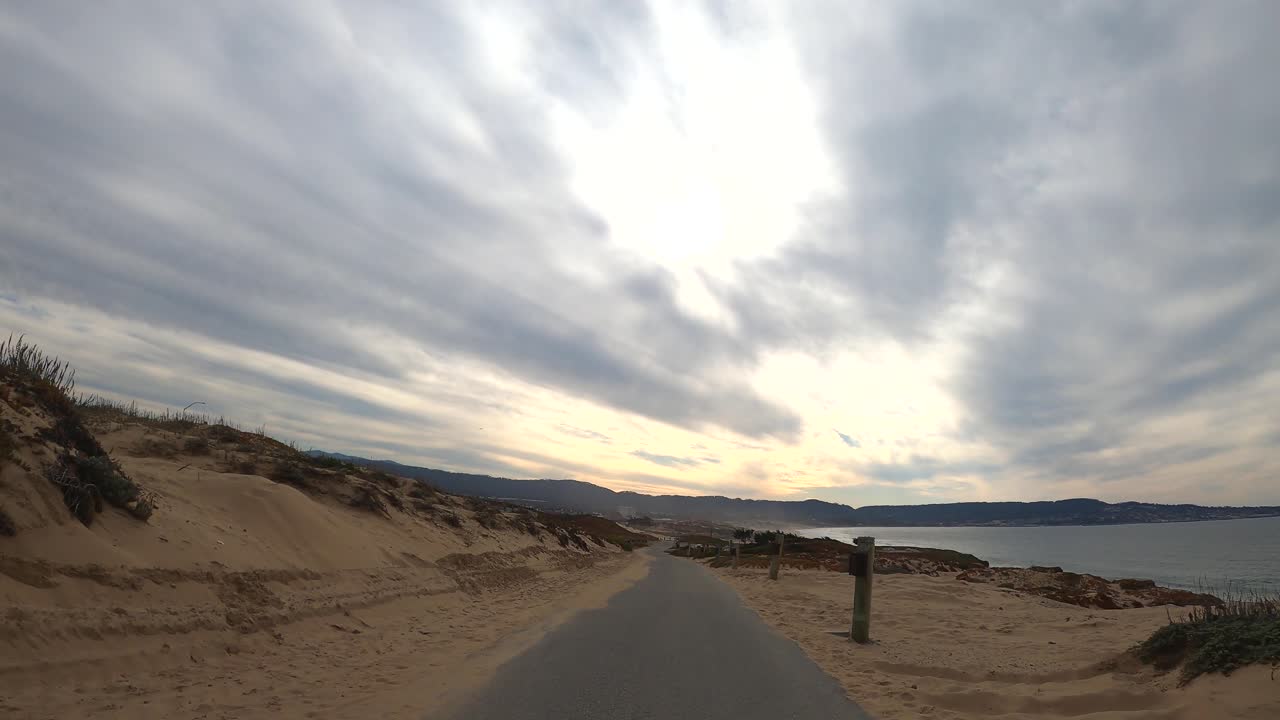 un pintoresco sendero para bicicletas a lo largo de la costa de la bahía de monterey, california