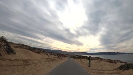 un pintoresco sendero para bicicletas a lo largo de la costa de la bahía de monterey, california