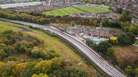 Drohnenaufnahmen-Des-Bahnhofs-Penistone-Und-Des-Viadukts-In-Der-Nähe-Von-Barnsley,-South-Yorkshire