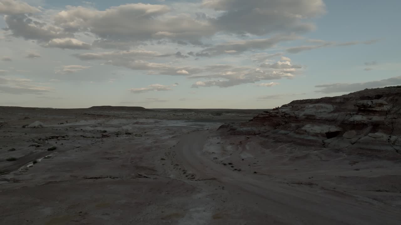 A paisagem árida do Deserto de Cainsville ao pôr do sol no sul de Utah - sobrevoo aéreo