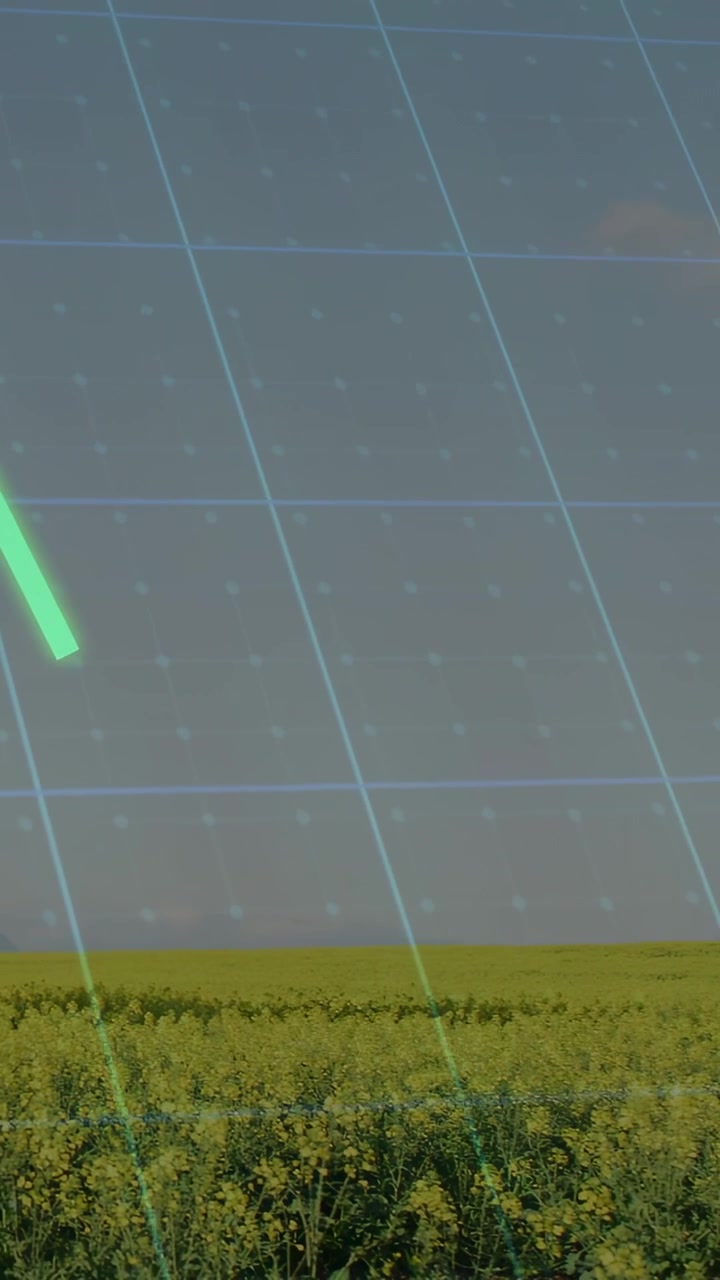 Video verticale: Campo coltivato che si espande mentre una traccia al neon appare a sinistra, una griglia scansiona mappando i dati del raccolto.
