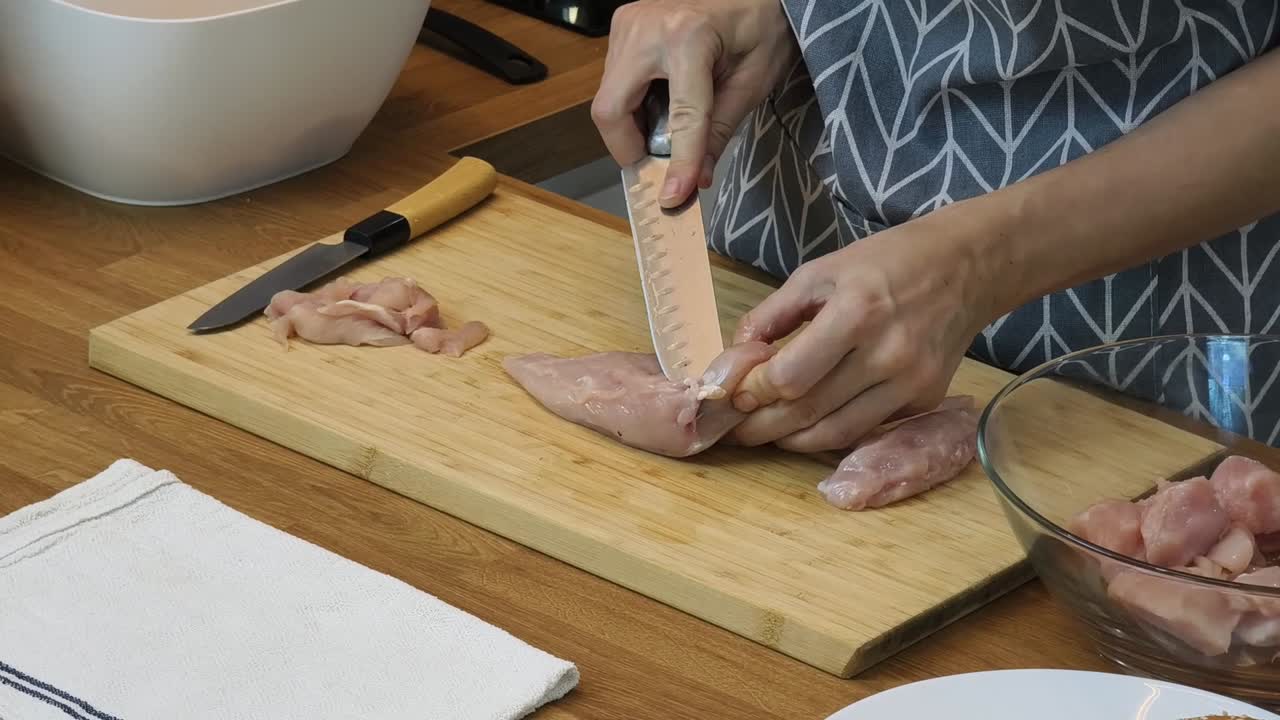 cortar pecho de pollo crudo en rodajas