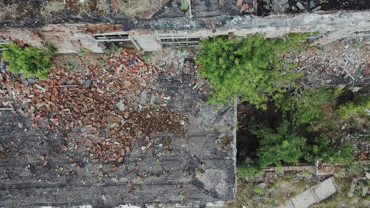 ruinas de antiguas fábricas industriales o almacenes rotos abandonados después de un desastre, una guerra o un cataclismo