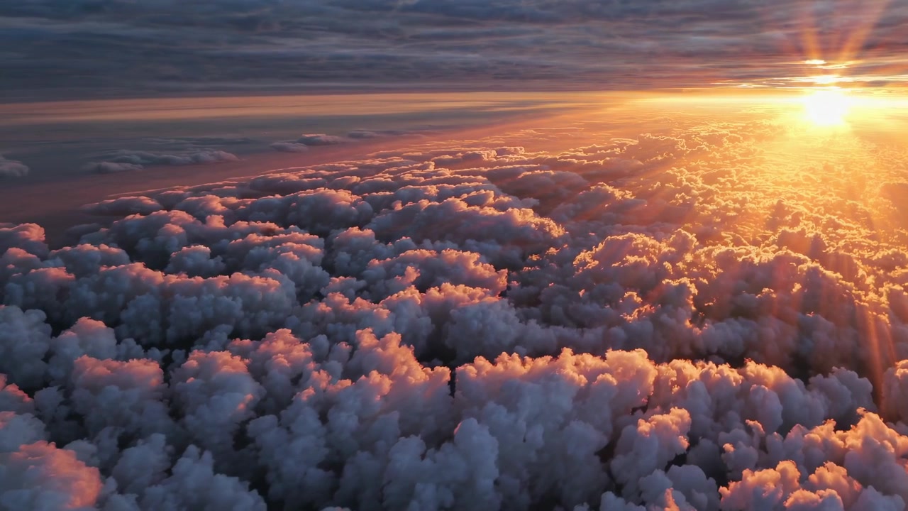 Maestosa vista aerea di un tramonto dorato sopra le nuvole