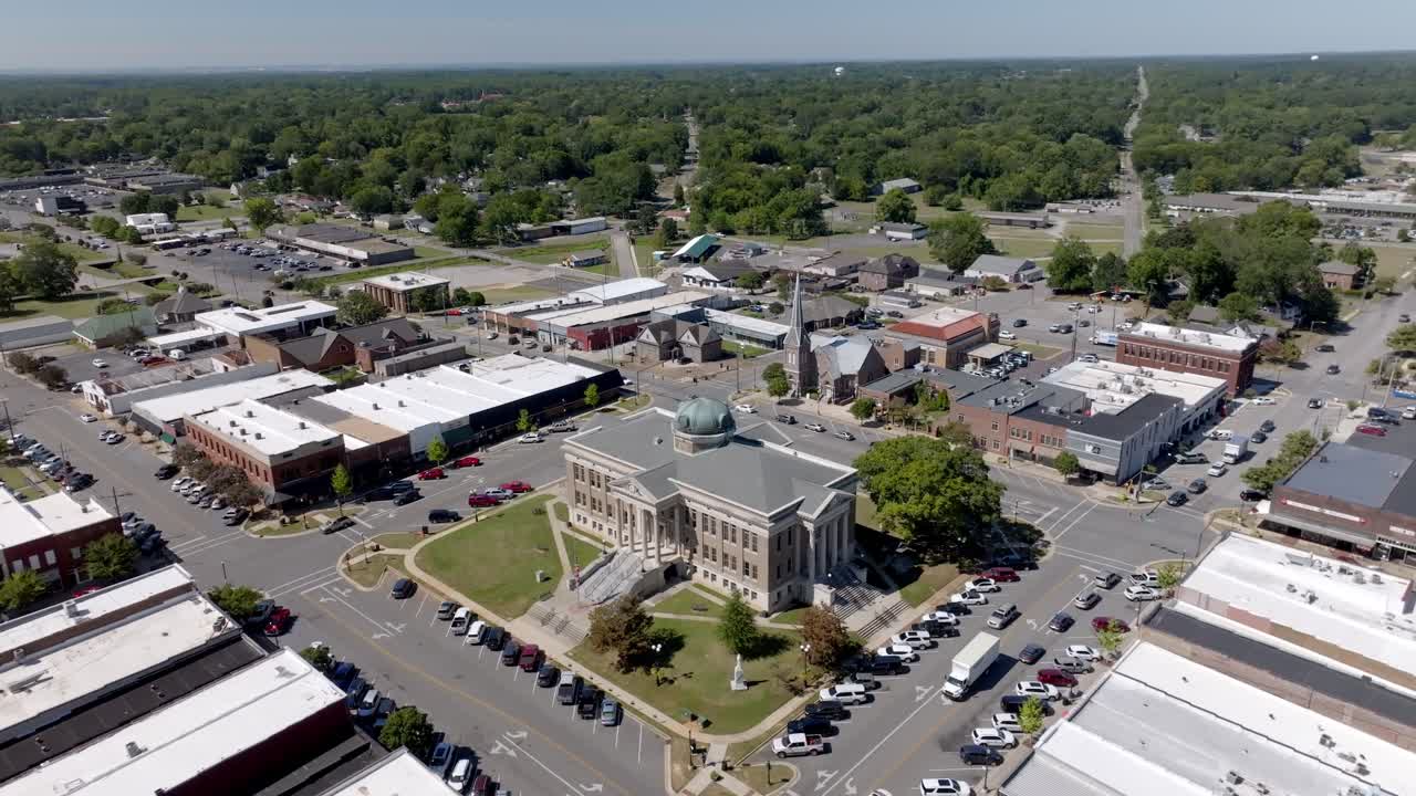 Centro di Athens, Alabama, con video drone in avvicinamento angolato.