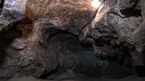 Dentro de una cueva.