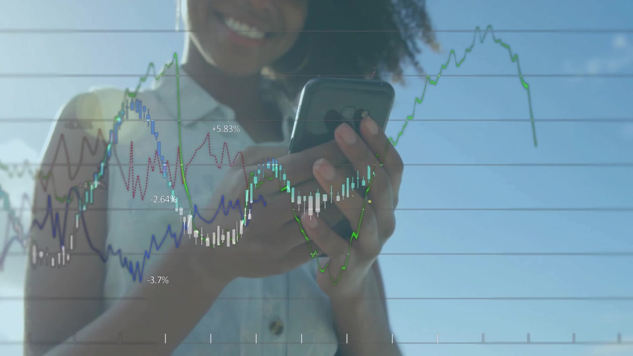 Donna all'aperto che mostra uno smartphone avviando una sovrapposizione a griglia con grafici finanziari che tracciano dati