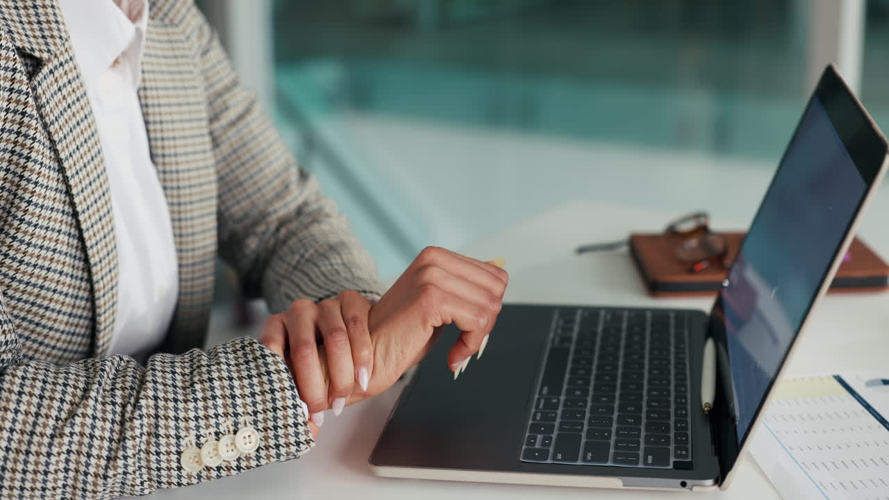 사무실에서 노트북으로 일하는 여자