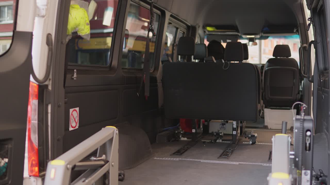 Elevador automático de cadeira de rodas se estendendo e retraindo de uma van