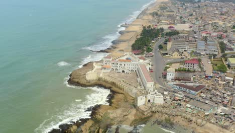 Atemberaubende-Luftaufnahme-Von-Cape-Coast-Castle