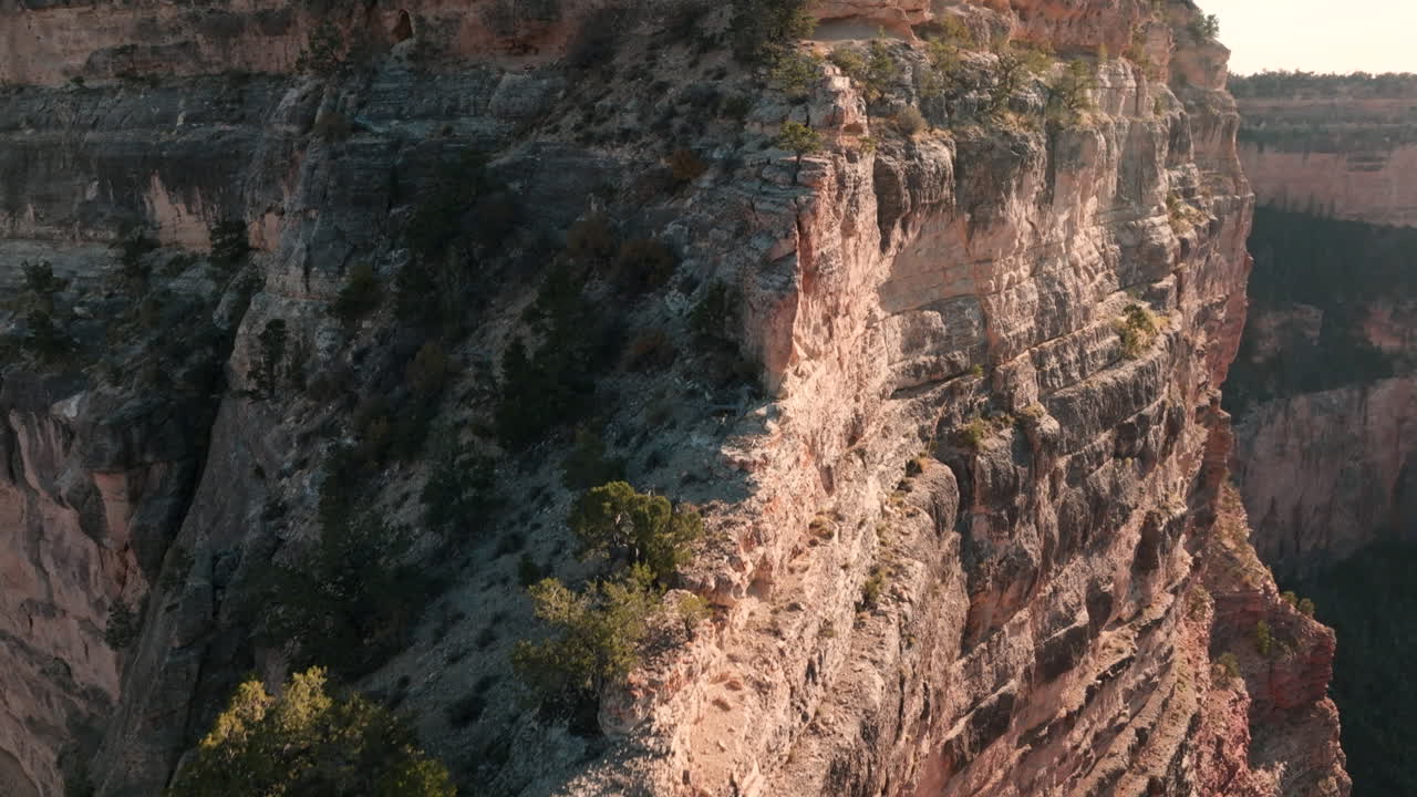 vuelo aéreo hasta la cima del acantilado en el parque nacional del gran cañón