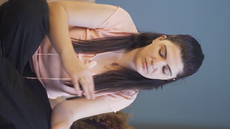 el video vertical de una mujer solitaria piensa en su familia.
