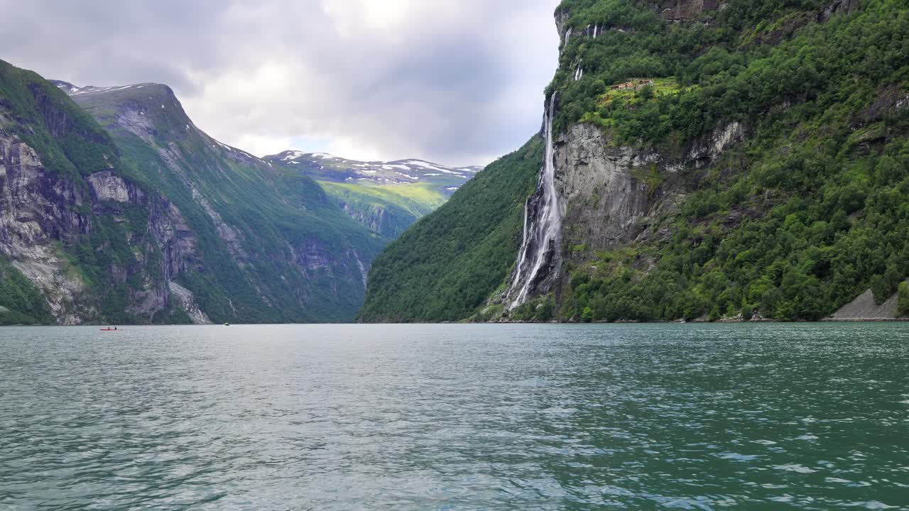 o fiorde de geiranger, a cachoeira das sete irmãs, a bela natureza, a paisagem natural da noruega.