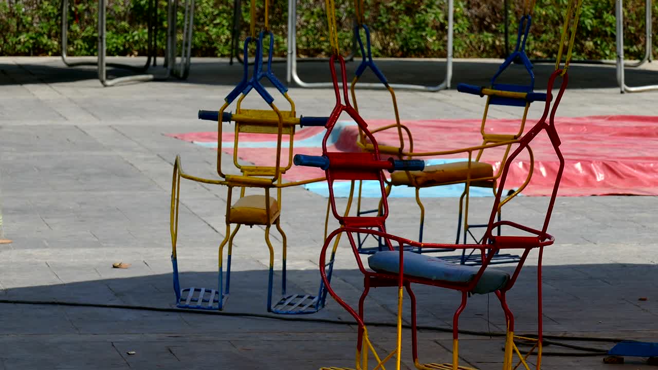 diseño de carrusel colorido para niños niños en el parque de diversión.