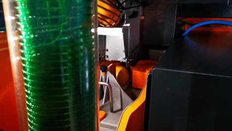 máquina de jugo de naranja pasando por el proceso de selección y corte de naranjas