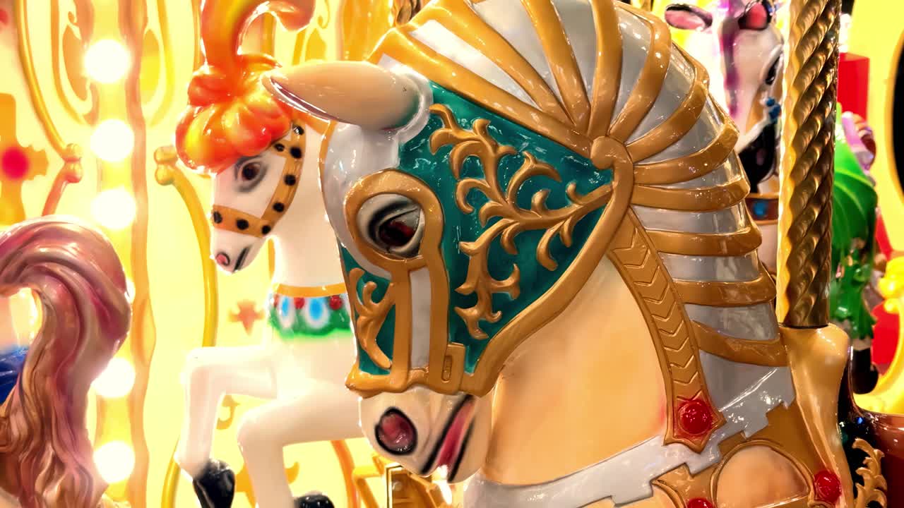 Vivace e ornato cavallo di giostra con armatura dorata e filigrana color ottanio, che gira sotto calde luci brillanti durante una festosa sera d'inverno in una affollata fiera cittadina, ripreso da un'angolazione laterale dinamica e ravvicinata.