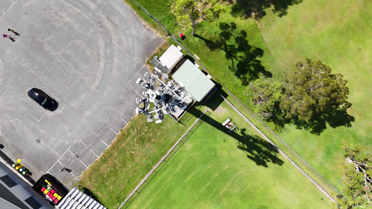 el dron captura la torre de telefonía celular y el área circundante.