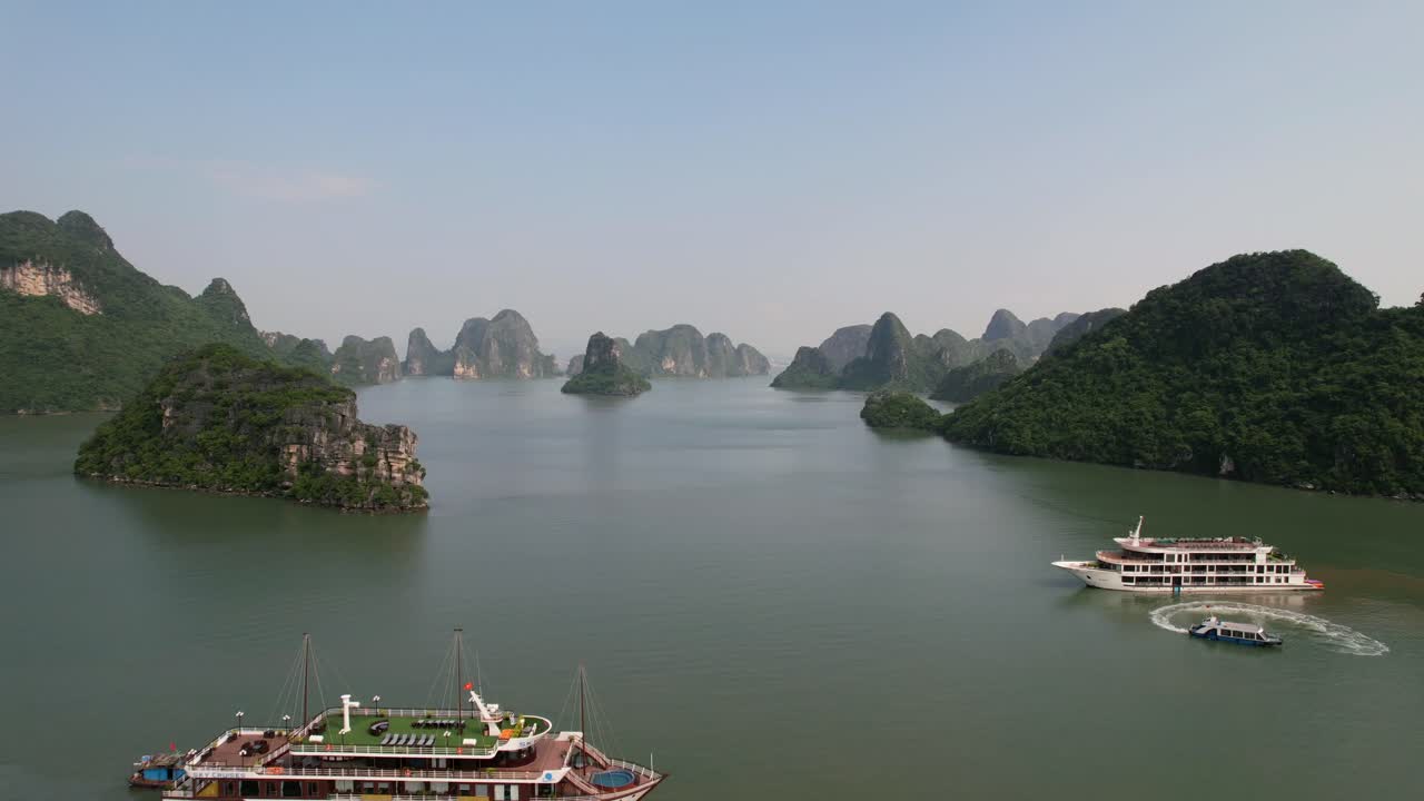 황금시간대에 아름다운 하롱베이 베트남 석회암 산과 배 위로 아침 일출의 공중