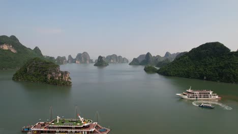 antena del amanecer de la mañana sobre la hermosa bahía de ha long, montañas de piedra caliza de vietnam y barcos a la hora dorada