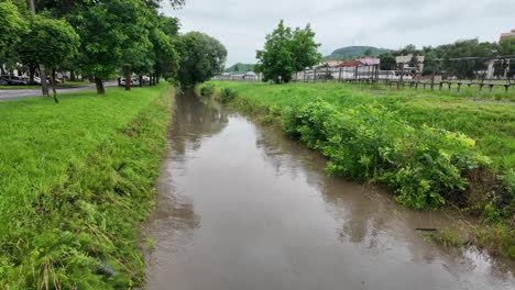 Frühlingsregen-über-Dem-Fluss-In-Ungarn