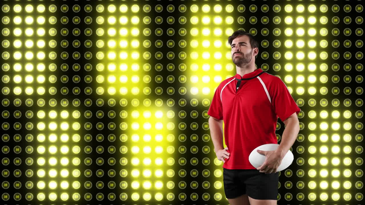 jugador de rugby profesional sosteniendo una pelota frente a una pantalla digital