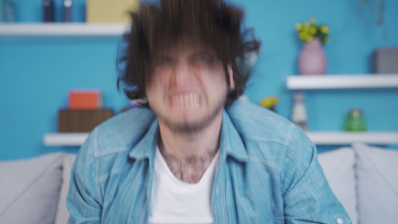 un joven que es un fanático del heavy metal.