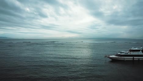 Wunderschöner-Bingin-Strand-Mit-Exotischen-Klippen-Auf-Bali,-Indonesien