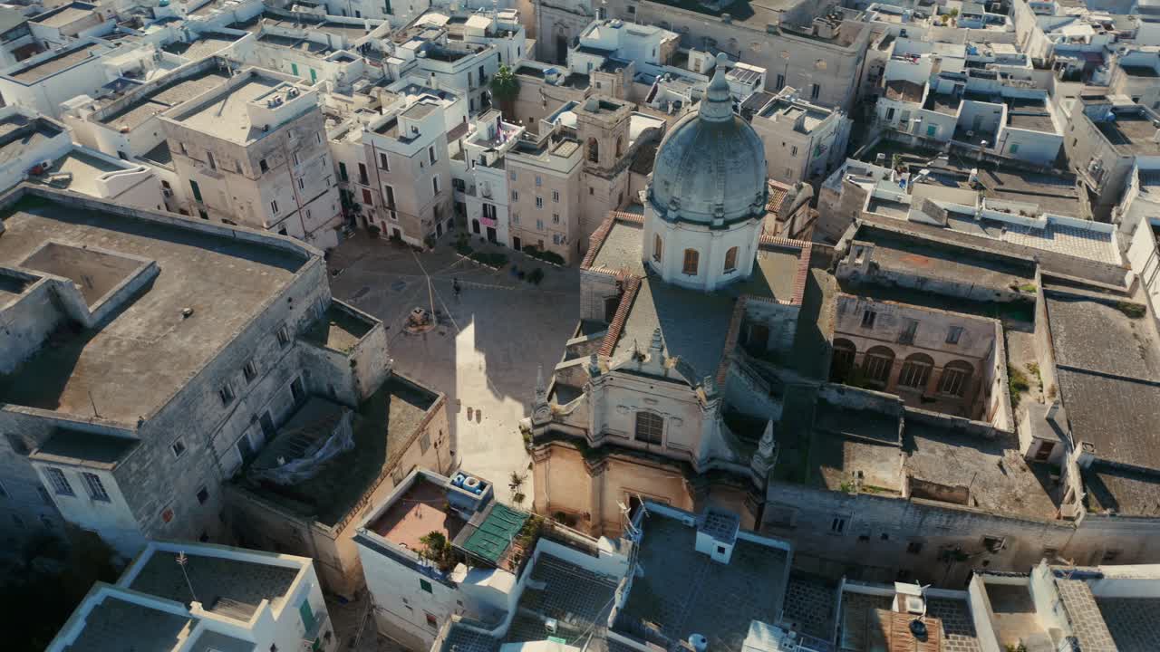Rapida panoramica con drone della storica chiesa di Santa Teresa nella città italiana di Monopoli in una giornata di sole