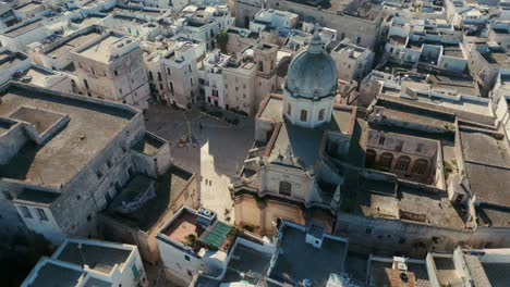 Toma-Panorámica-Rápida-De-Drones-De-La-Histórica-Iglesia-De-Santa-Teresa-En-La-Ciudad-Italiana-De-Monopolio-En-Un-Día-Soleado