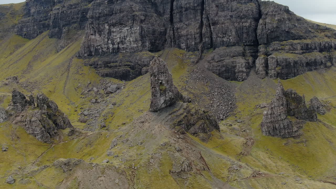 volando hacia atrás en el viejo hombre de storr, isla de skye, escocia