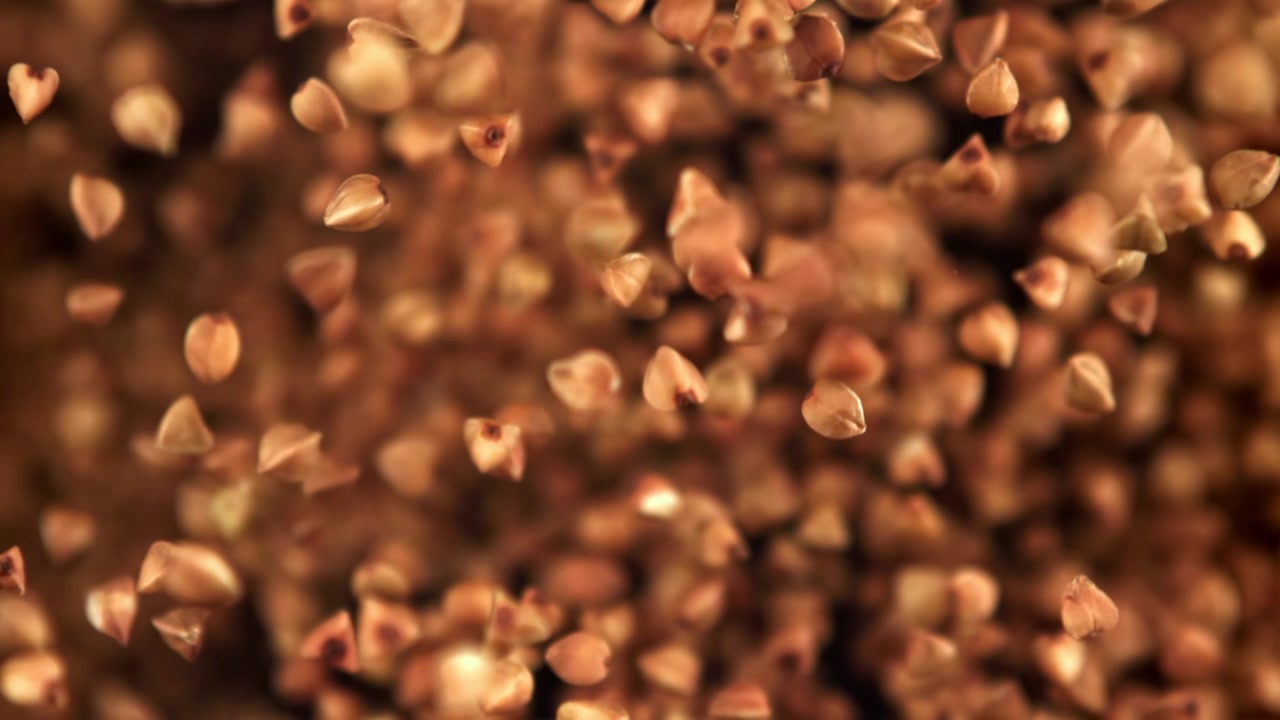 Grano saraceno crudo che cade al rallentatore