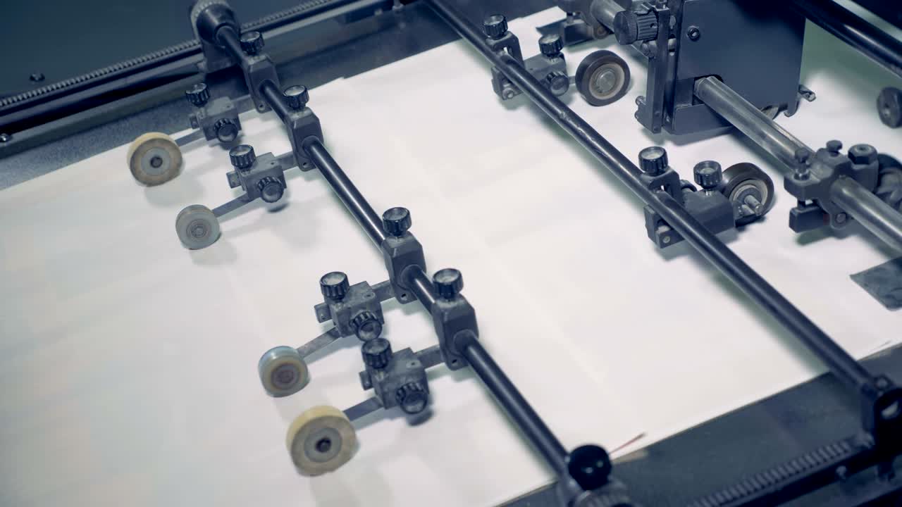 종이를 컨베이어에 넣고 종이를 재활용합니다.